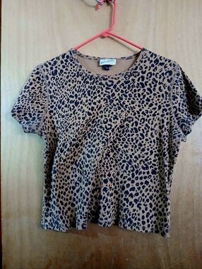 Universal Thread Leopard Print Short Sleeve Tee - Large. In Good Condition.